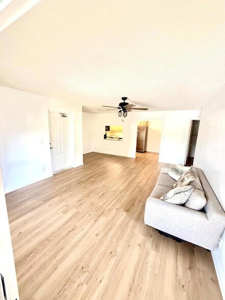 Building Photo - 13750 Oneida Dr