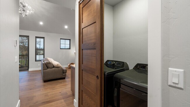 Building Photo - 205 Stoner Loop