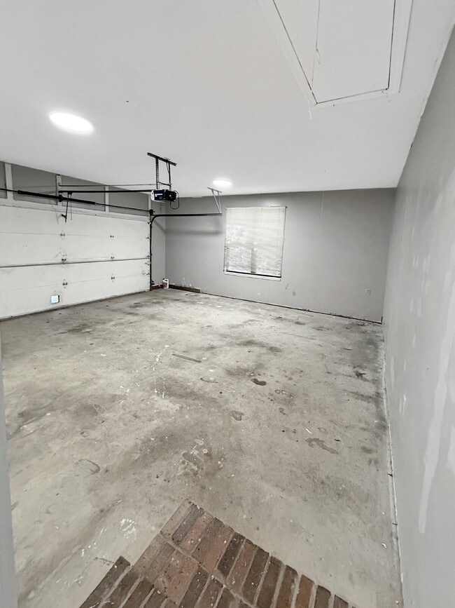 Building Photo - Move-In Special: Get 1 Month FREE! Sign a lease and move in by March 15, 2026 to receive one full...