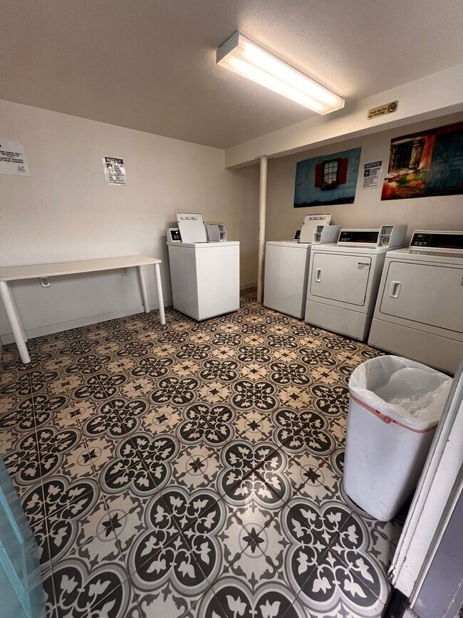 Building Photo - 2 bedroom 2 bathroom in Concord