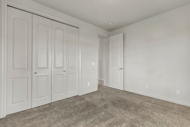 Building Photo - Charming Midway Home - Available Now!