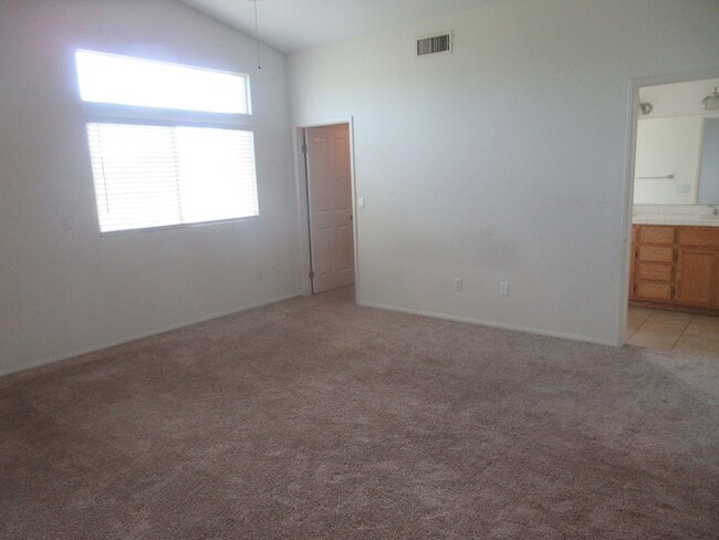 Building Photo - Wonderful 3 bedroom, 2.5 bath townhome on ...