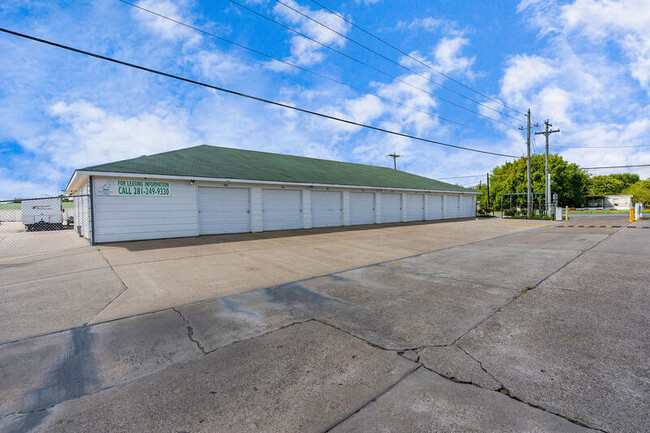 Building Photo - 5105 Martinique Calle