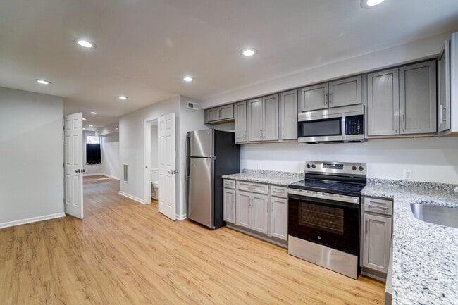 Building Photo - Beautifully Updated Townhome in Prime Loca...