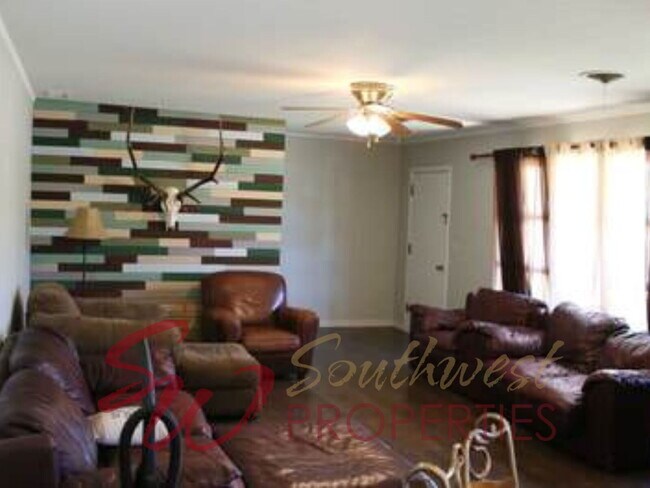 Building Photo - Large 3 bedroom close to campus