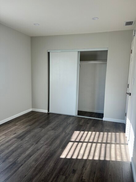 very spacious bedroom 1 - 1520 Parkwood Pl