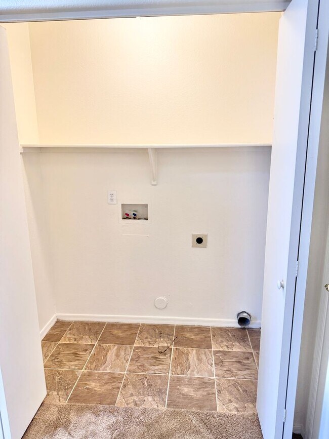 Building Photo - 3 Bedroom 2 Bath Single Level Home In Peor...