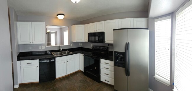 Building Photo - 3 bedroom Parkside Townhome!