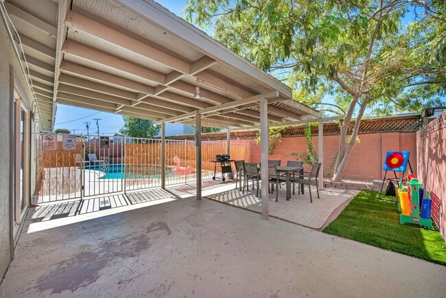 Building Photo - Spacious Furnished 5 Bed / 2 Bath Single Family Home with Private Pool in Las Vegas