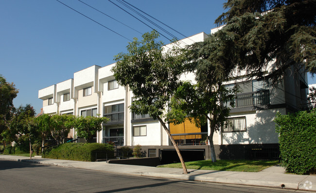 Primary Photo - 527 E Windsor Rd