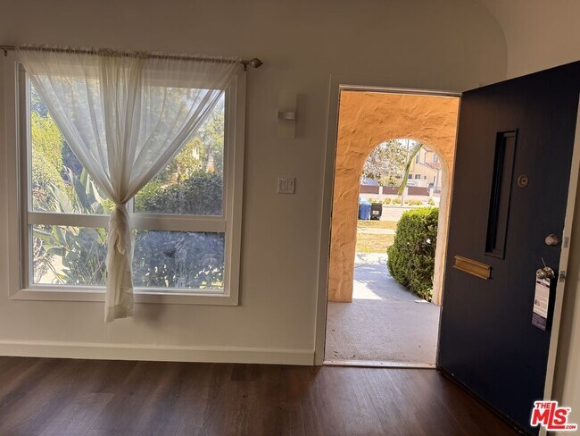 Building Photo - 1325 S Rimpau Blvd