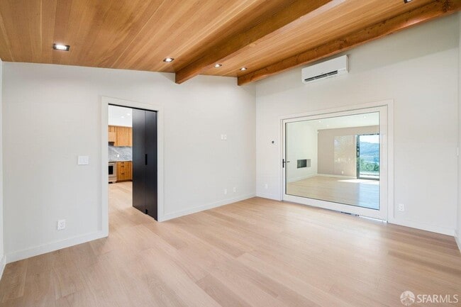 Building Photo - 1435 Lakeview Dr