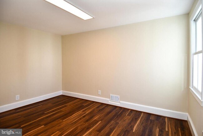 Building Photo - 216 S Henry St