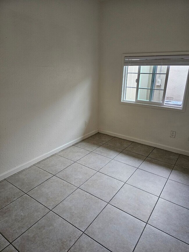 Building Photo - (Section-8 Ok) 3-Bed Apartment home with C...