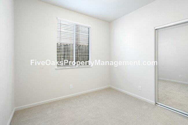 Building Photo - 885 Rathbone Cir