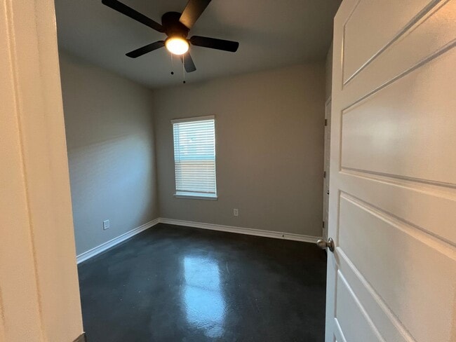 Building Photo - 926 Country Club Dr