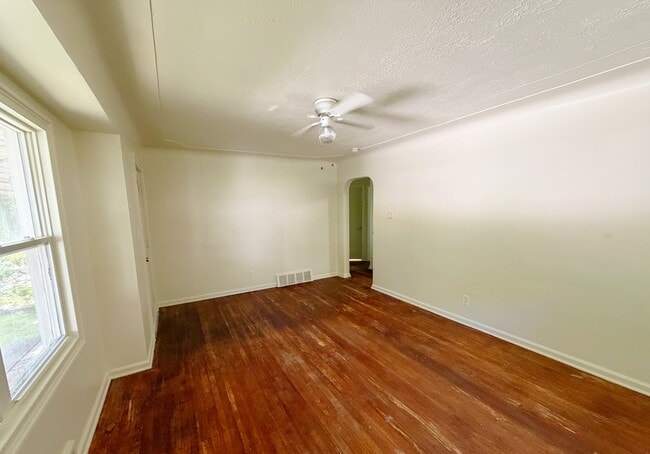 Building Photo - 323 Browning Ave