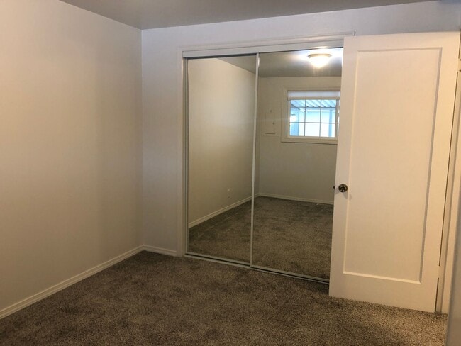 Building Photo - 2 Bedroom home with detached Office/Room.