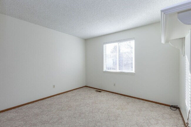 Building Photo - NW Longmont Spacious Tri Level.