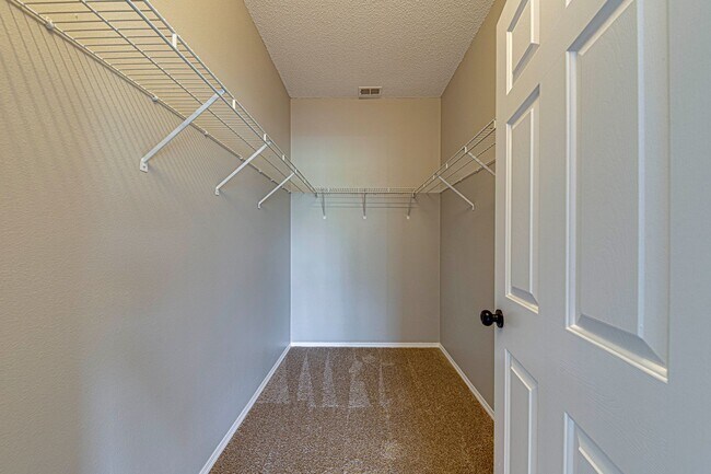 Building Photo - 745 Jaybee Ave