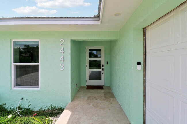 Building Photo - 2443 E Edgewater Dr