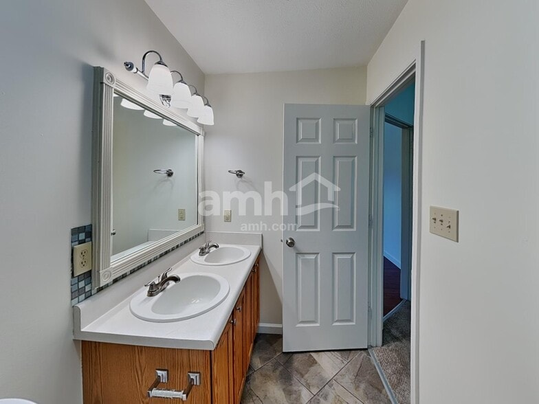 Building Photo - 559 Prince Dr
