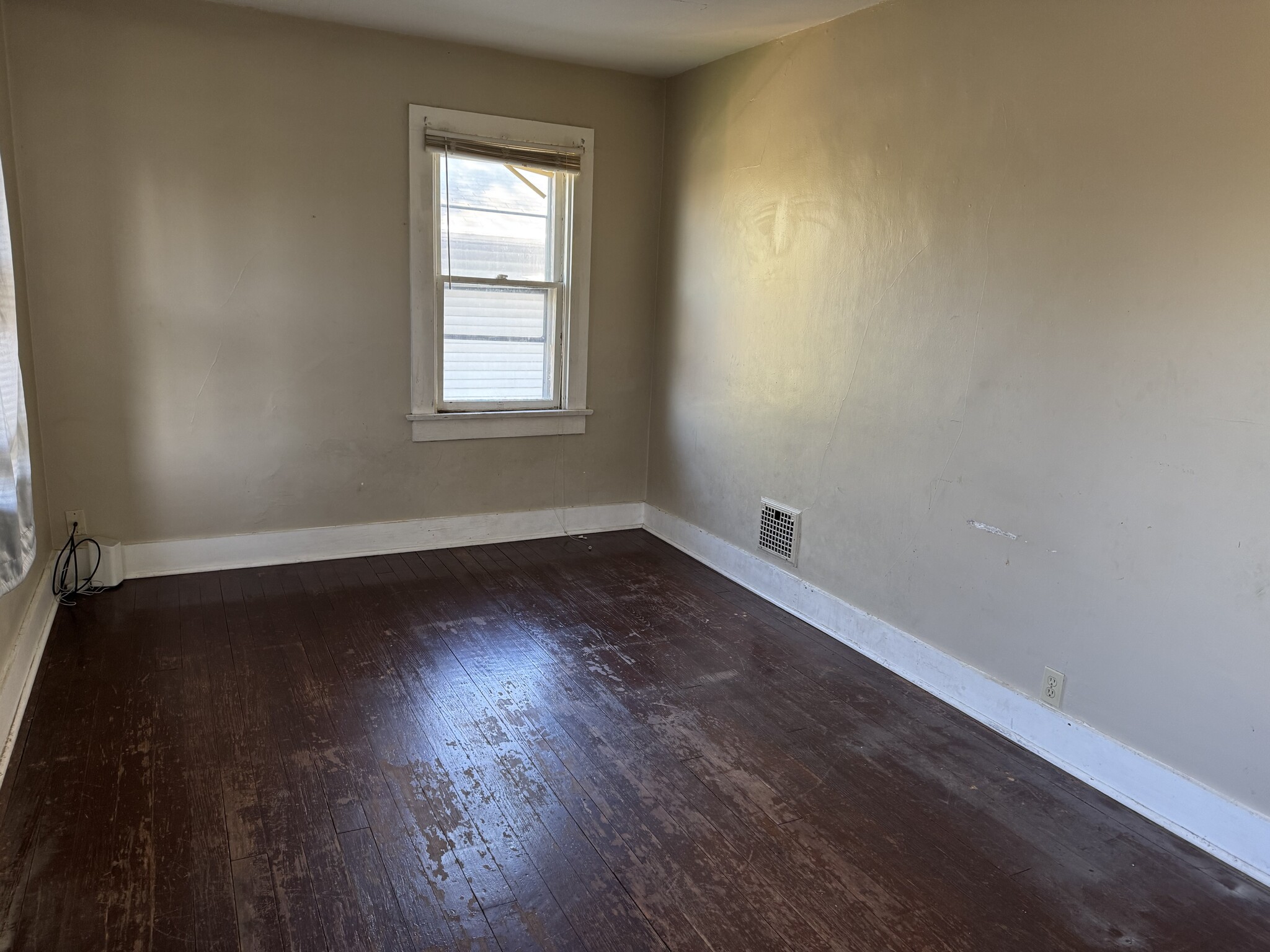 Building Photo - 812 Archer Ave