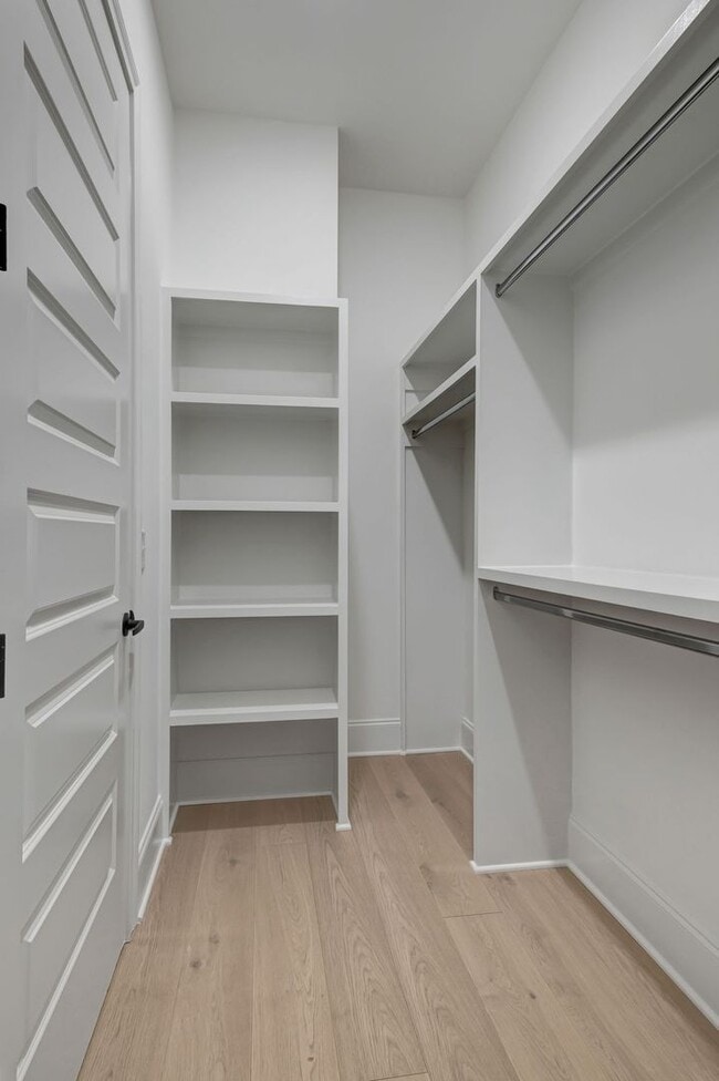 Building Photo - Luxurious Low-Maintenance Living in Westha...