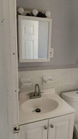 Building Photo - 234 6th Ave W