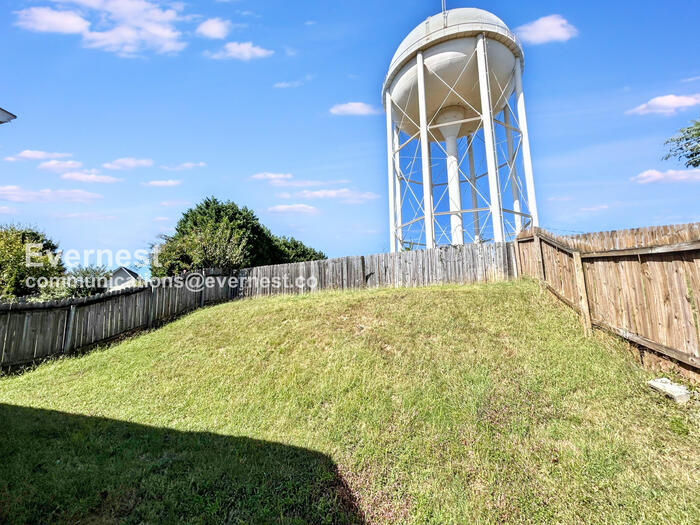 Building Photo - 2060 Lexington Ln