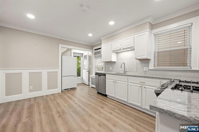 Building Photo - 197 Maple Ave