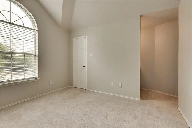 Building Photo - 9304 Regal Oaks Dr