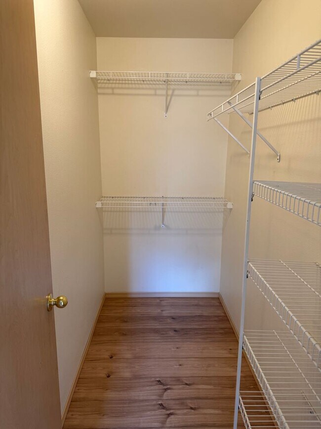 Building Photo - Burlington Two Bedroom House