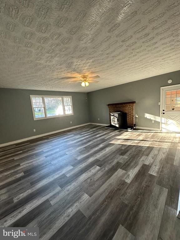 Building Photo - 44075 Louisdale Rd