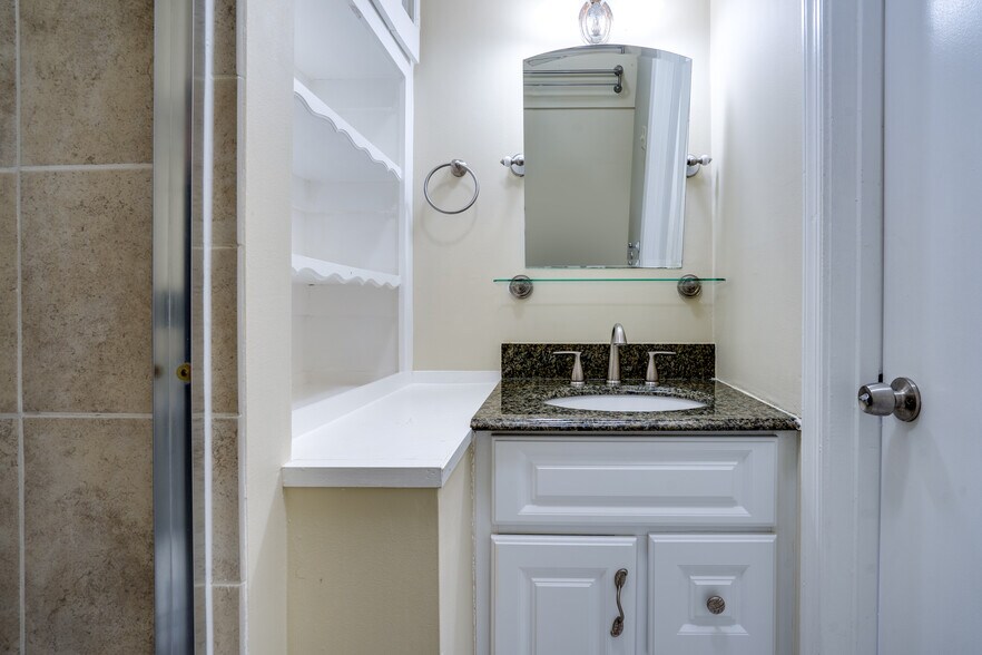 Building Photo - 7913 Central Park Cir