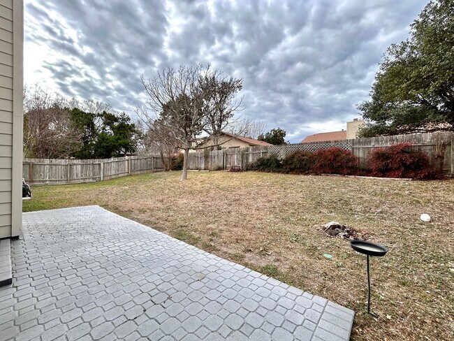 Building Photo - Comfortable & Nice 3BR / 2BA One-Level Home — Garage, Yard & Laundry Room