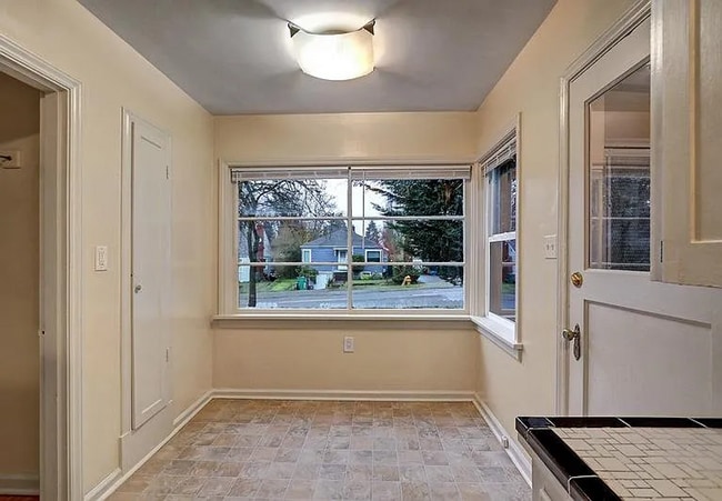 Building Photo - Great Northgate/Maple Leaf location - cute...