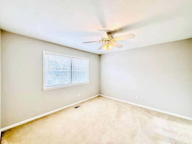 Building Photo - Spacious 5-bedroom home situated on a desirable corner lot!