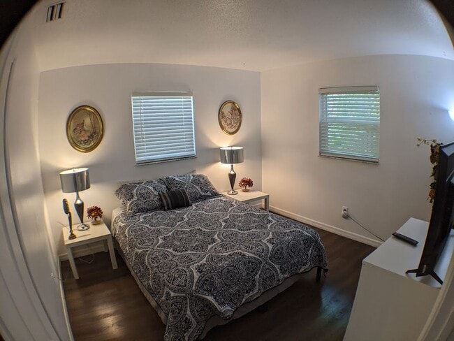 Building Photo - 2 Bed / 1 Bath Cozy Downtown Duplex Apartment