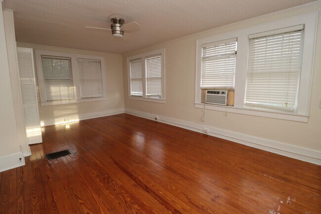 Building Photo - Live just minutes from USC, Five Points, a...