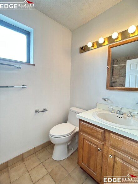 Building Photo - 147 Kelton St