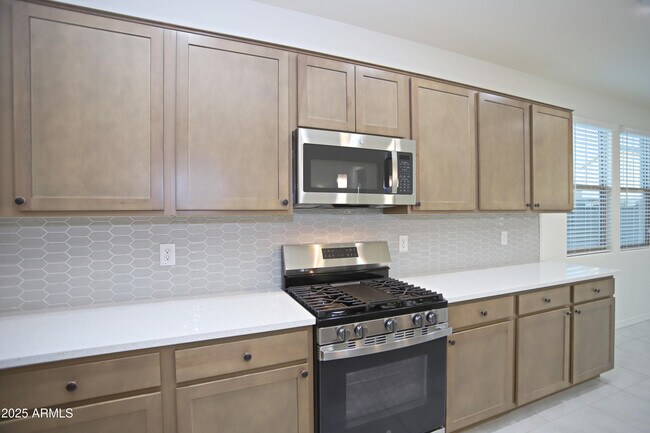 Building Photo - 976 W Finch Dr