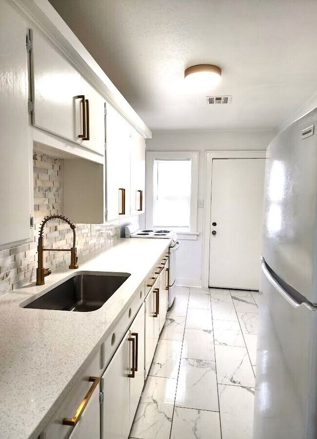 Building Photo - Remodeled 1 BED 1 BATH DUPLEX MIILER'S BLVD HISTORIC DISTRICT