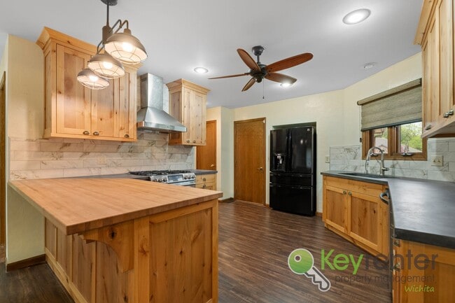 Building Photo - Beautiful 4 bed/3 bath with golf course vi...