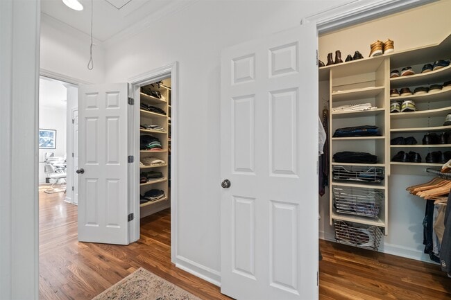 Building Photo - 556 Rienzi Dr