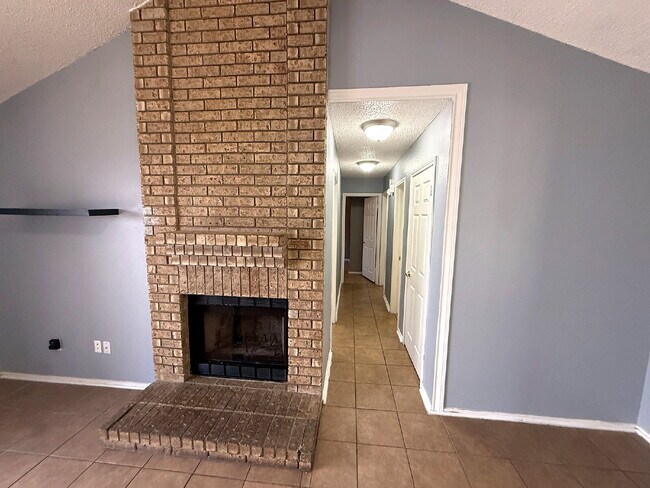 Building Photo - Move-In Ready 3BR/2BA: Updated Kitchen, New Light Fixtures & Fenced Yard