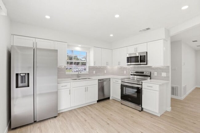 Building Photo - Gorgeous 3BR Duplex with Designer Upgrades Throughout