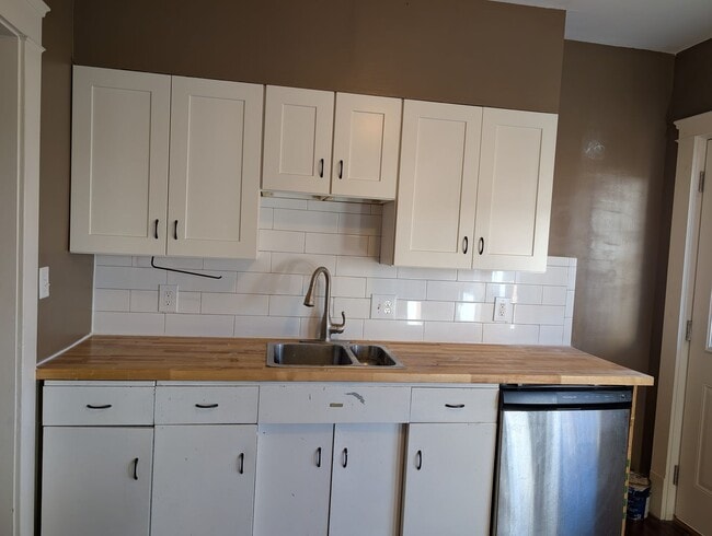 Building Photo - 1560 Coutant Ave