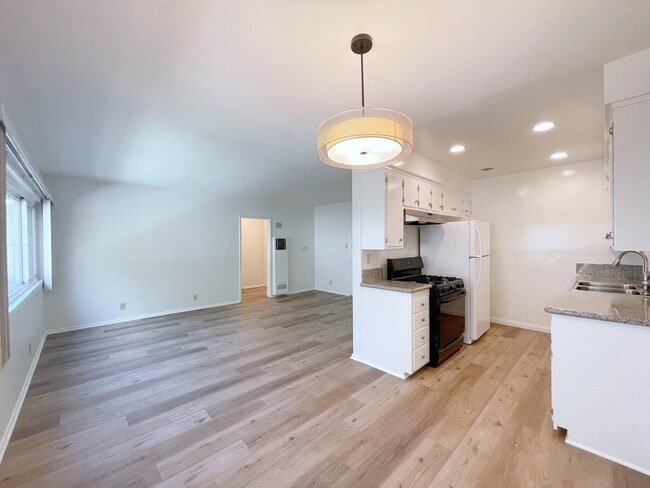 Building Photo - Oakland Manor