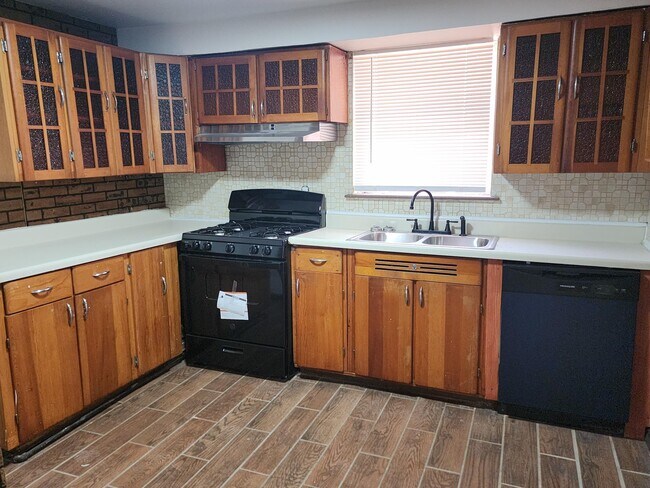 Building Photo - 2313 Trosper Pl
